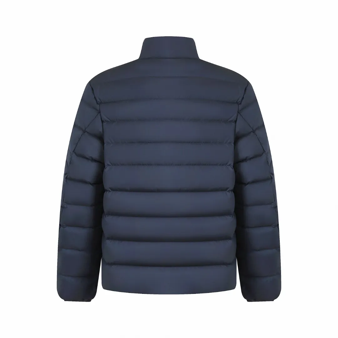 P900 Ralph Lauren Pony Embroidered Stand Collar Lightweight Down Jacket (Navy Blue) The fabric is made of nylon fabric with good windproof and waterproof properties, which can effectively block the intrusion of wind and rain from the outside and keep the inside dry. It is suitable for wearing in humid or rainy environments. The high-quality filling is made of 90 white duck down with a weight of 260g, ensuring excellent thermal insulation performance. After strict screening and processing, the velvet is not easy to get drilled, ensuring durability. The red label on the chest is made with an imported MECLO embroidery machine. The original pattern is scanned first, and then high-quality silk thread is used to make a pattern. The density effect is adjusted by continuous pattern making. The details are processed and the exquisite zipper design is simple and elegant, easy to operate. The closing design of the cuffs and hem effectively prevents the intrusion of cold wind and improves the warmth and comfort of wearing. Size:S-M-L-XL